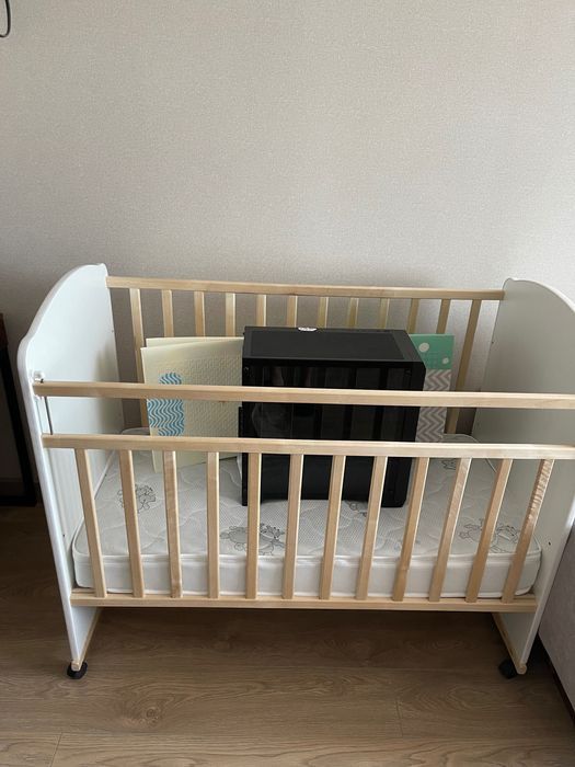 Новая детская кроватка и коробка от системного блока