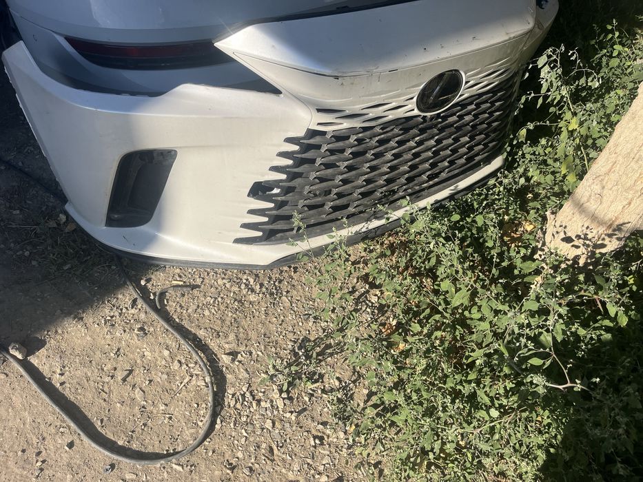 Продам передний бампер на Lexus RX350