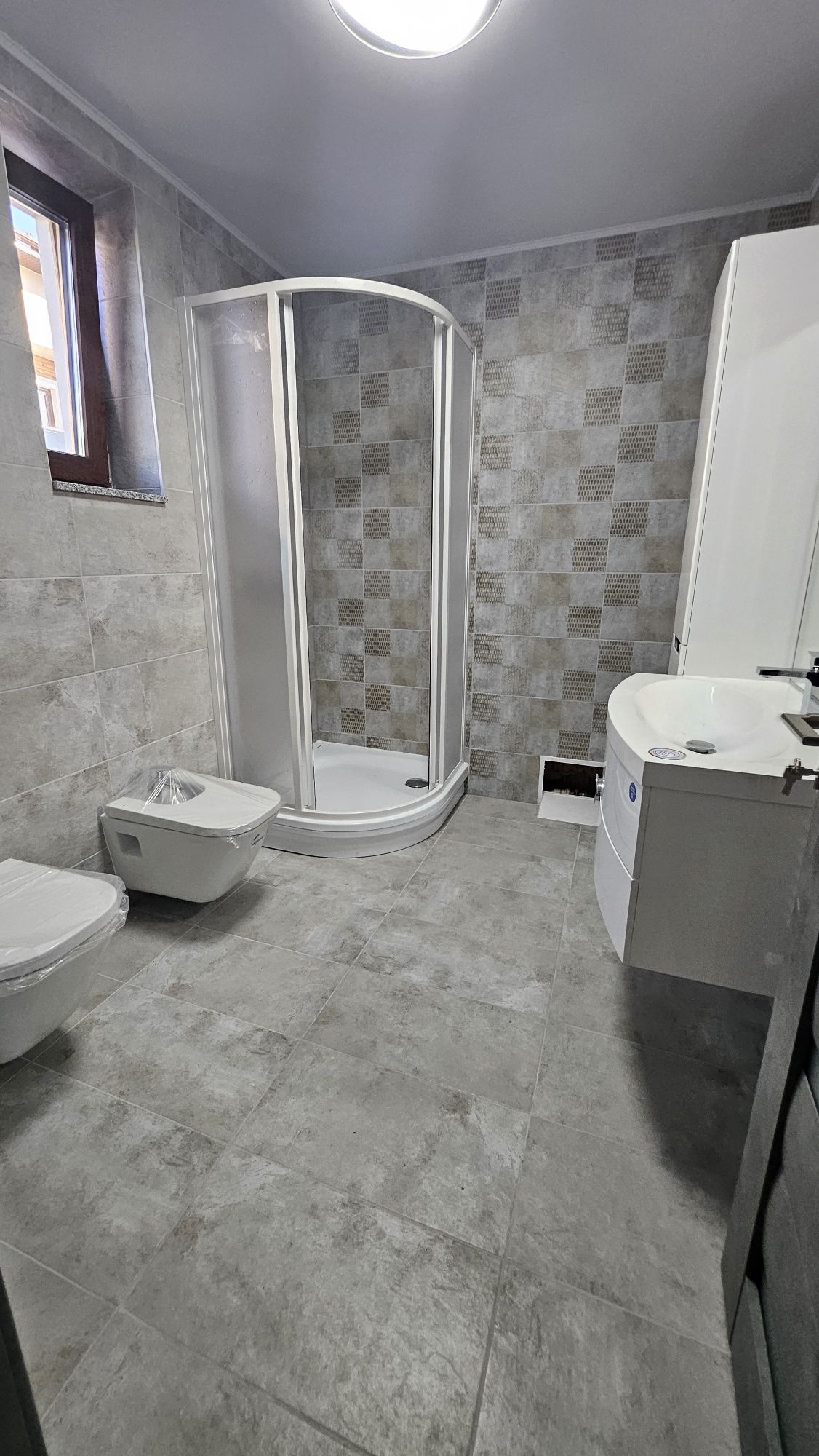 Casa de vanzare "la cheia'  în regim duplex