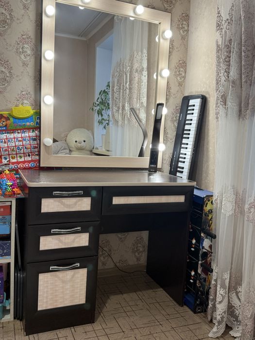 Стол с зеркалом и подсветкой