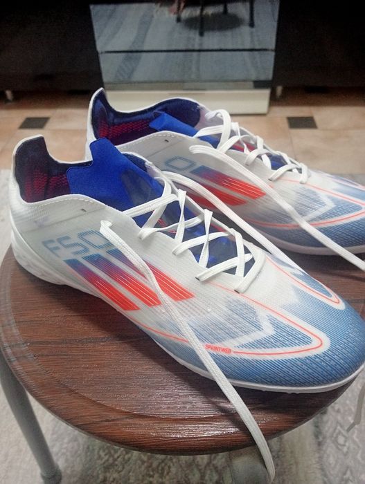 Продам спортивную обувь (футзалки)