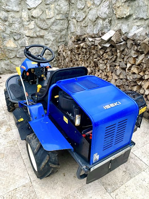 Tractoras de tuns iarba Iseki profesional destinat defrisarilor.