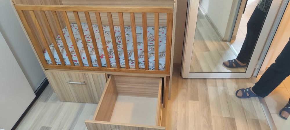 Продавам детска кошара с размери: Дължина 110 см, Широчина 60 см