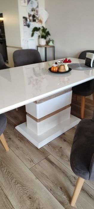 Продавам маса бяла МДФ