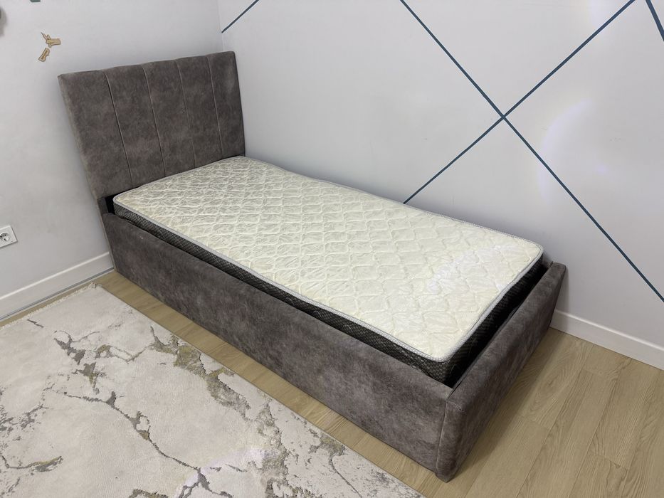 Продам односпальную кровать с матрасом