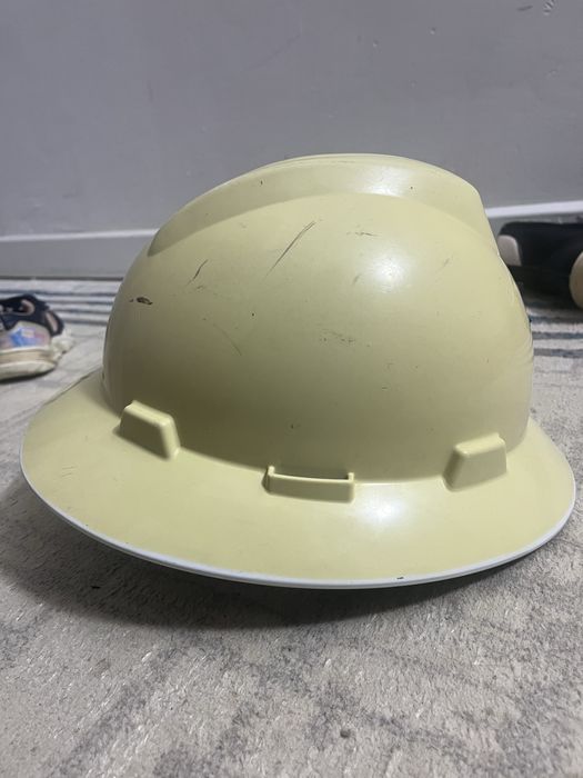 Каска сатылады 2000 тенге.