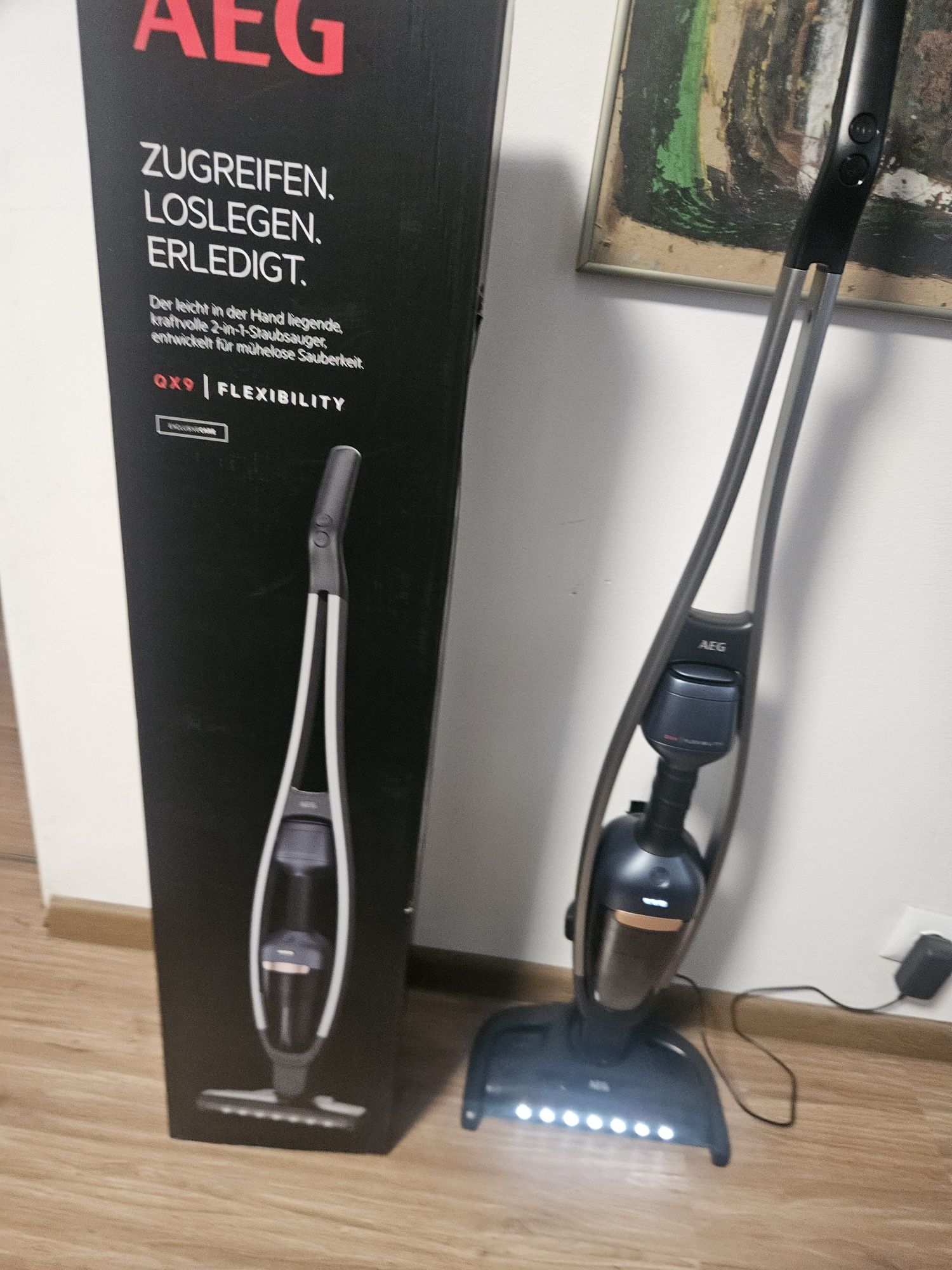 Вертикална прахосмукачка AEG  QX9
