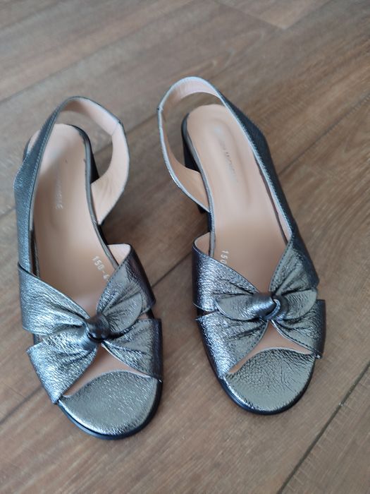 Босоножки летние, на небольшом каблучке.