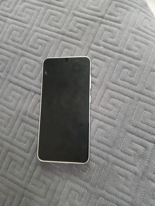 Телефон сатылады.