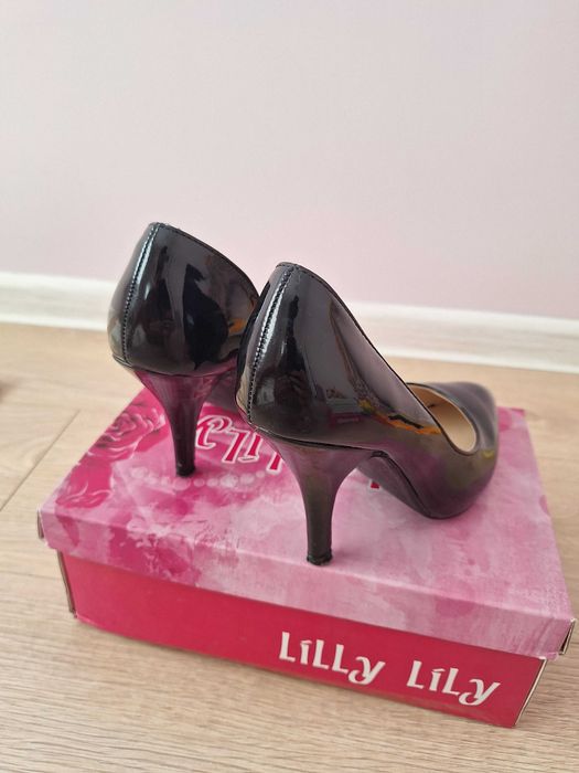 Черни лачени обувки с нисък ток