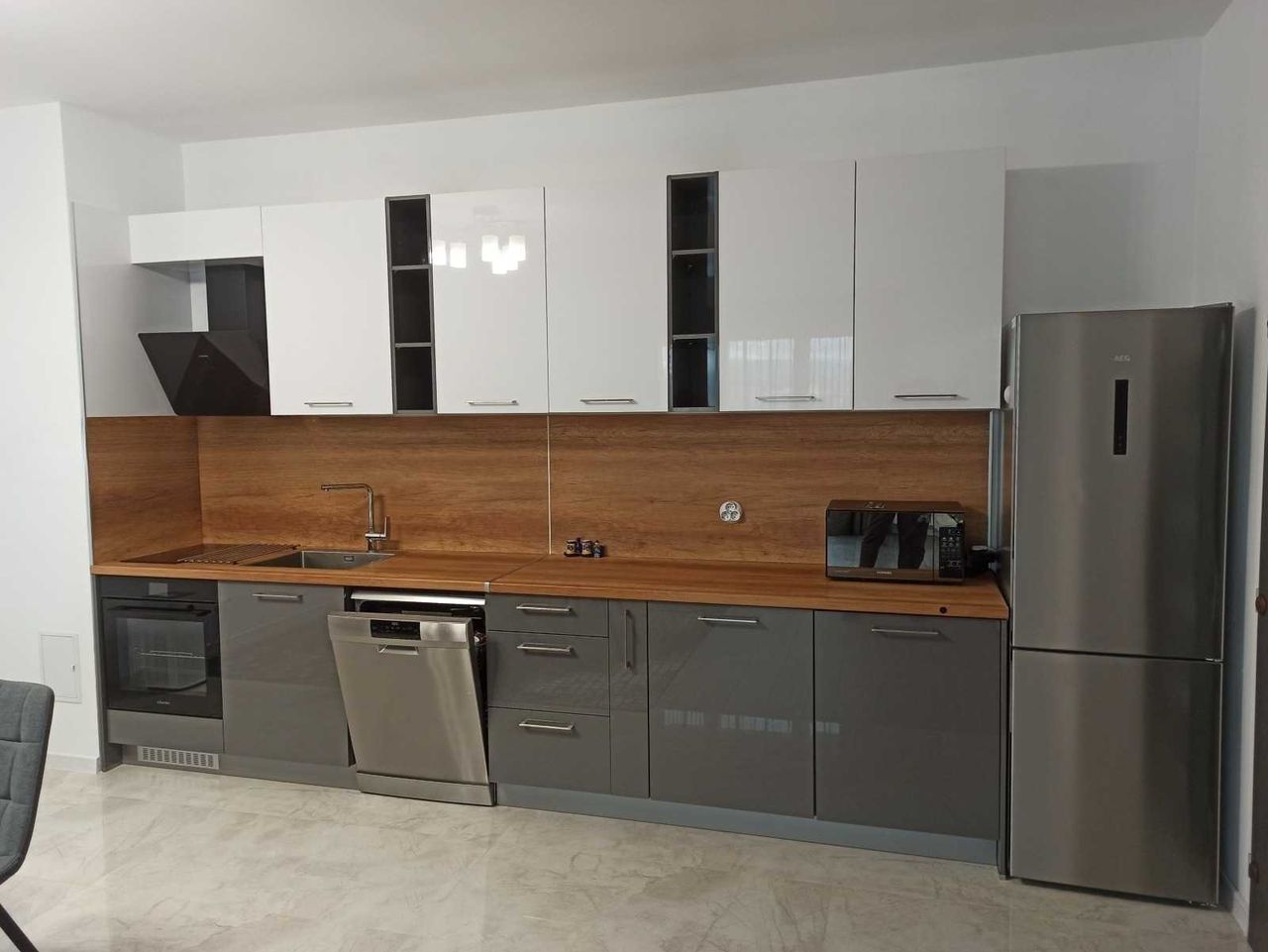Дава се под наем Тристаен апартамент в София, Дианабад - 115 кв.м за 663 € - Снимка #1