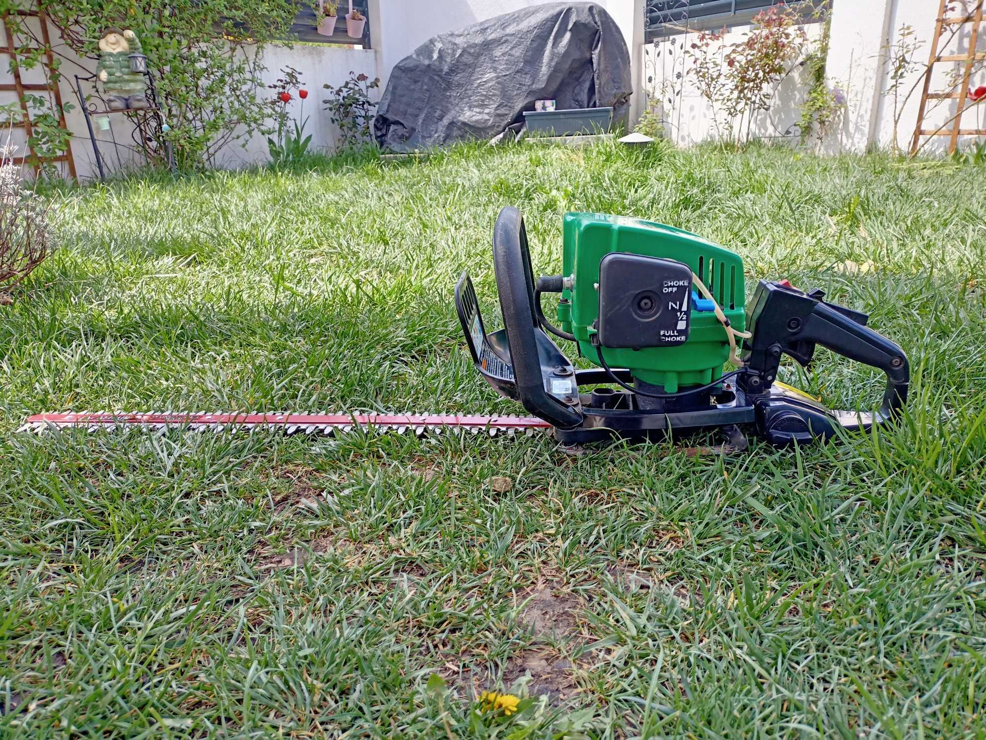 Trimmer pe benzina pentru gard viu Weed Eater Excalibur