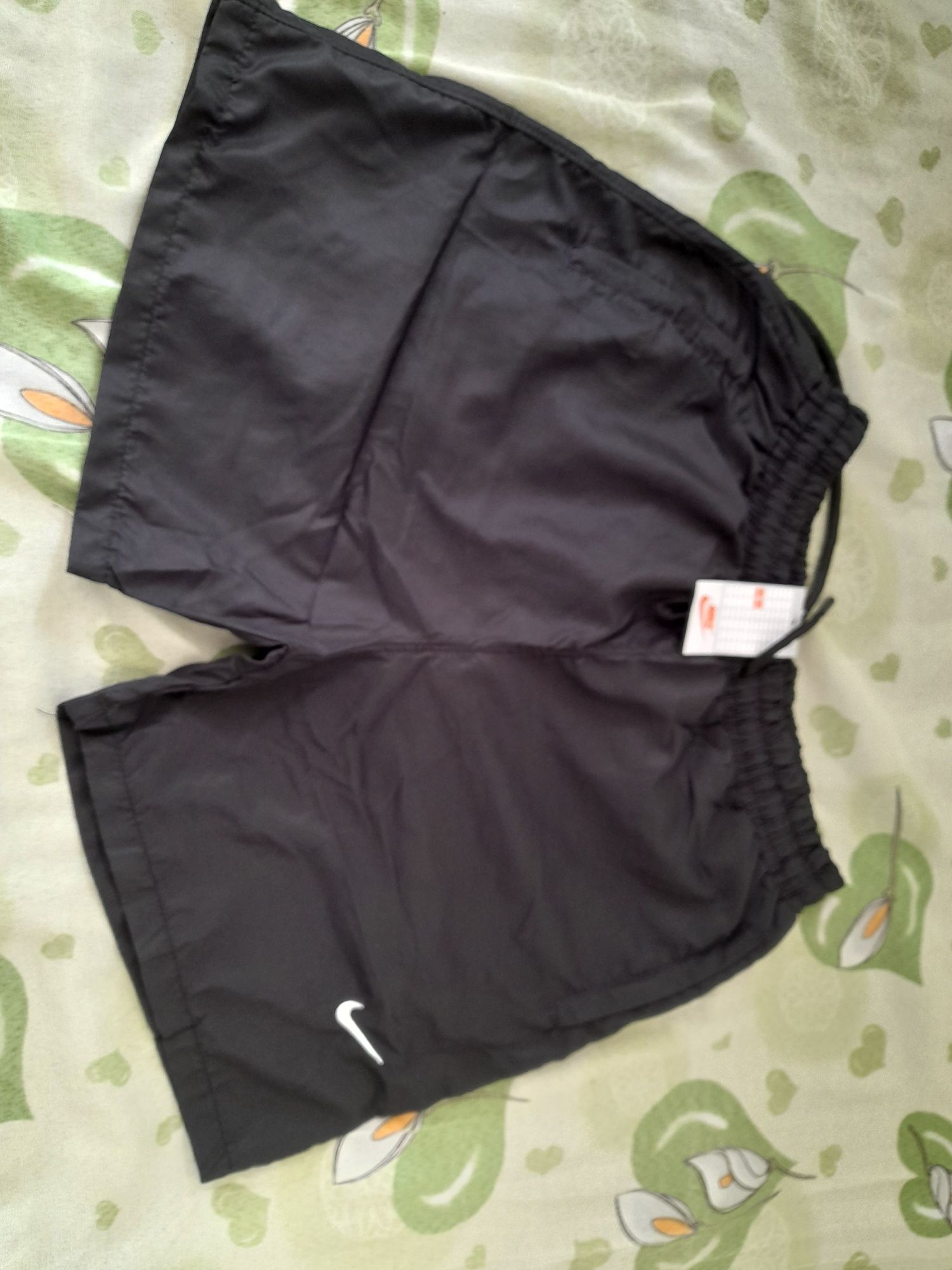 Vand pantaloni scurti nike si adidas,noi, toate marimile pret 40 lei