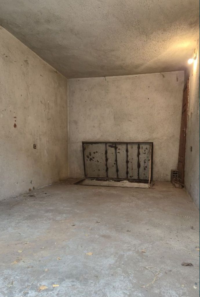 Дава се под наем Гараж / Паркомясто в Асеновград - 45 кв.м за 112.2 € - Снимка #1