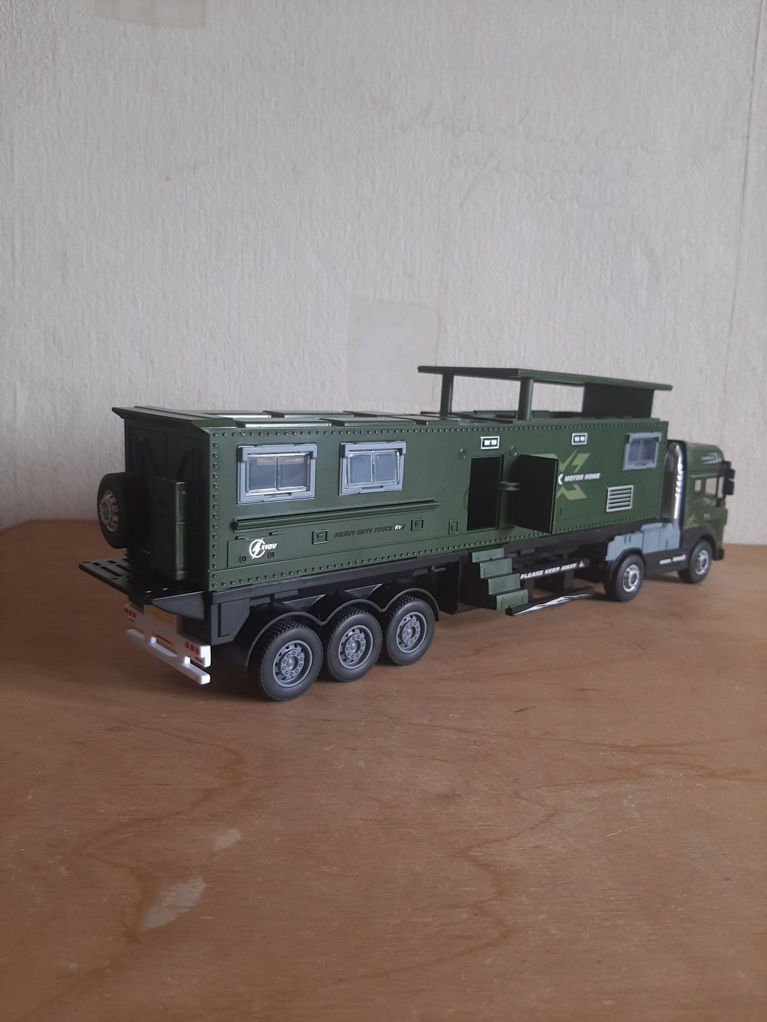 Военный грузовик.