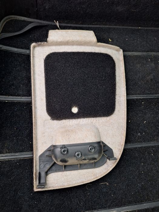 Capac panou capitonaj lateral portbagaj dreapta VOLKSWAGEN GOLF IV Var