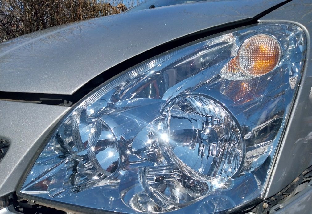 Оригинални фарове Тойота Корола Версо 2004-2009/Toyota Corolla Verso