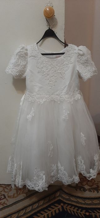 Нарядное красивое белое платье для девочки