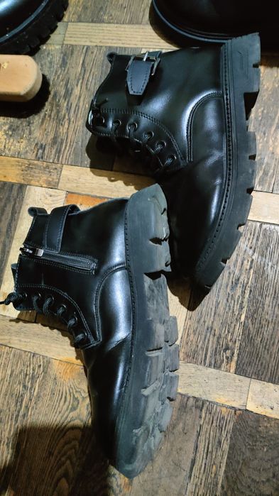 Продам ботинки на девочку, размер примерно 32-35