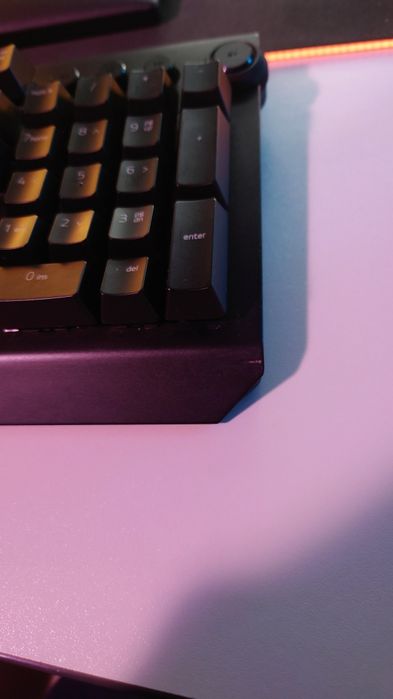 Vând tastatura gaming Razer blackwidow elite