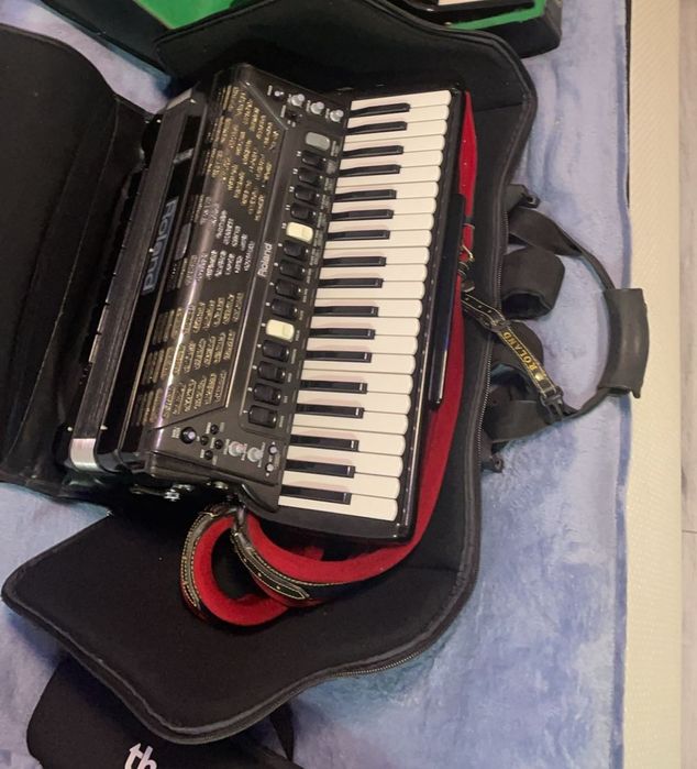 Vând acordeon sau schimb ,  Roland fr7 versiunea 2 impecabil+ weereles