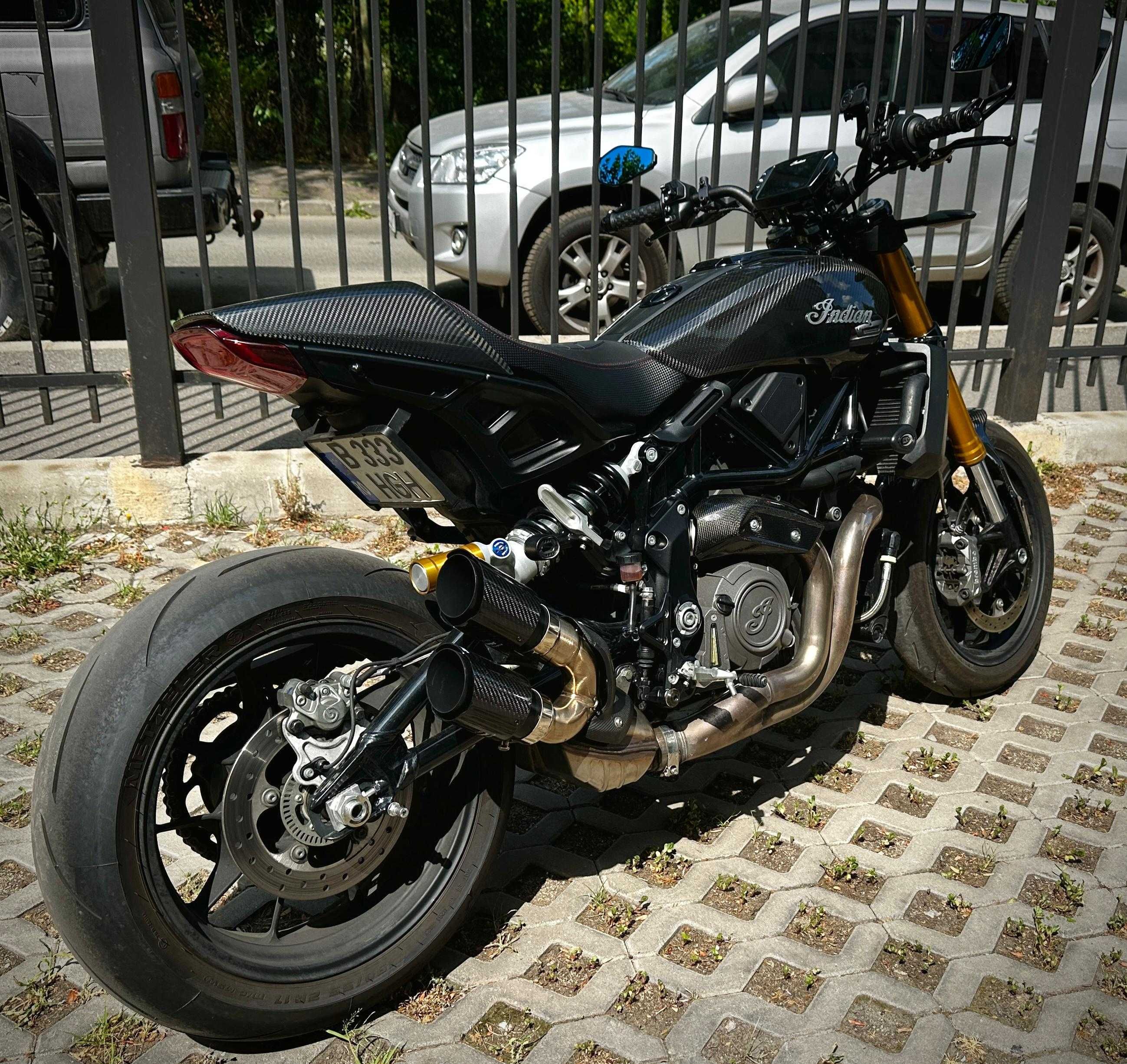 Indian FTR 1200S Carbon / grey&red