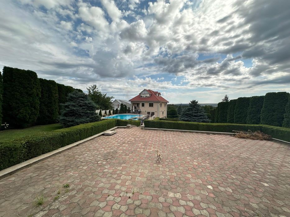 Casa S+P+E+M cu piscina