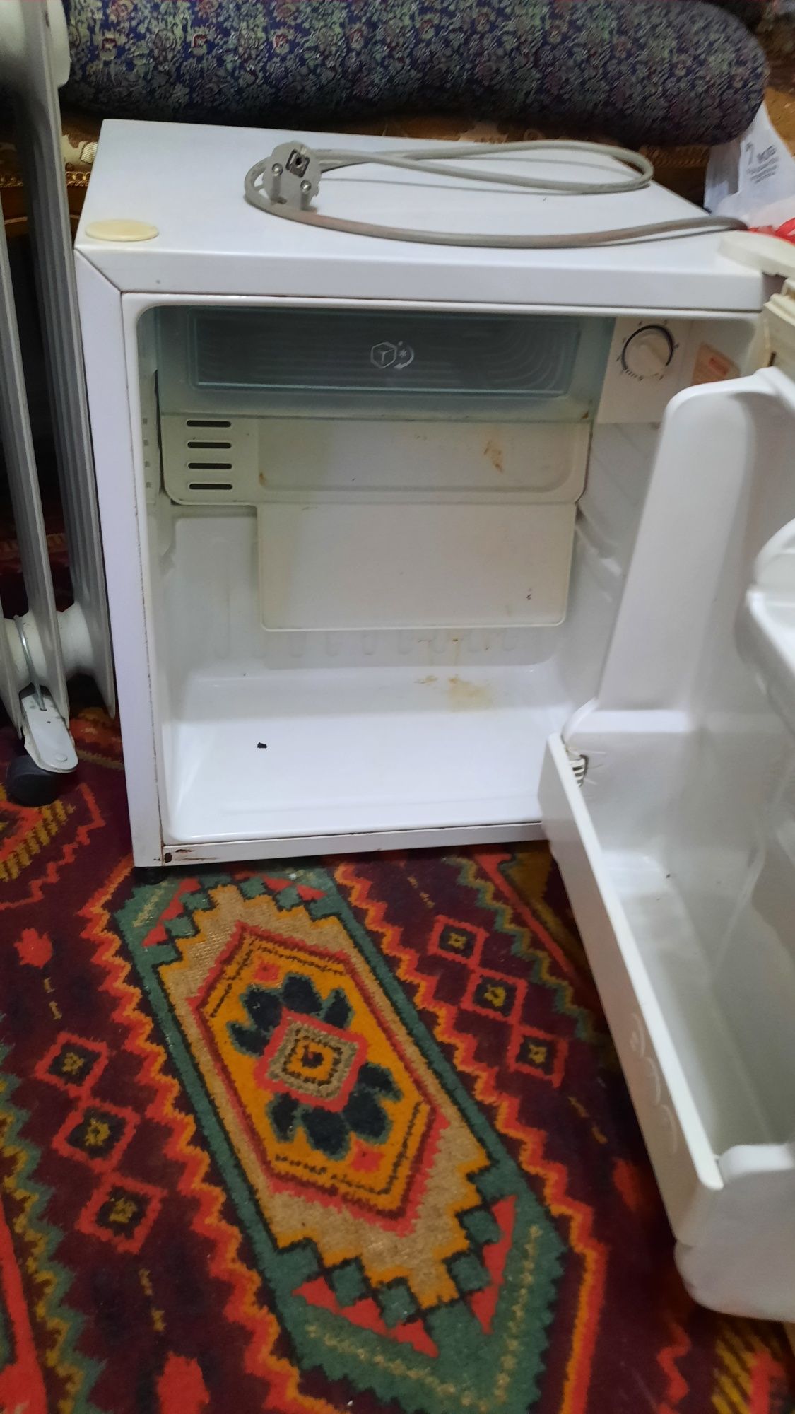 Холодильник LG , маленький  оригинал, мало работал