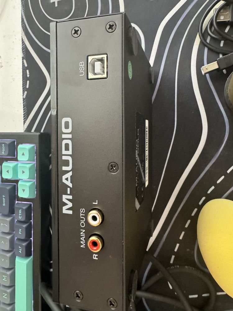 Микрофон с картой и поп-фильтром Behringer + M-Track