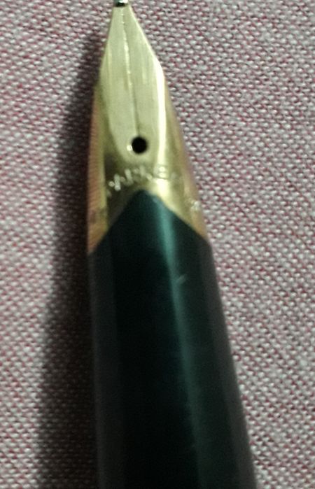 Stilou Parker , cu penita de aur .