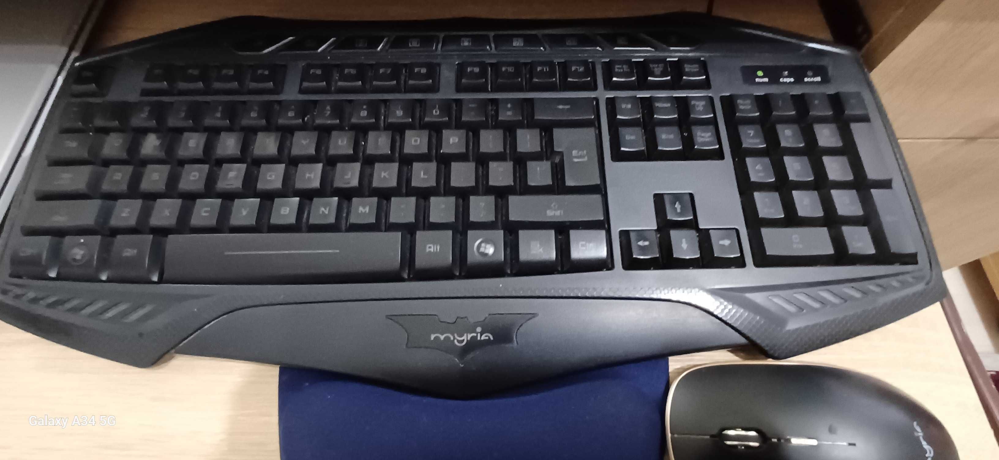 CALCULATOR cu monitor si tastatura si mause si boxe