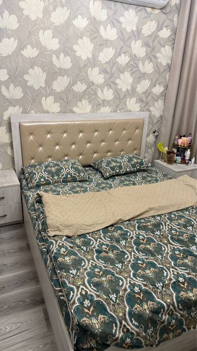 Продам спальную мебель комплект. Кровать, шкаф, 2 тумбочик
