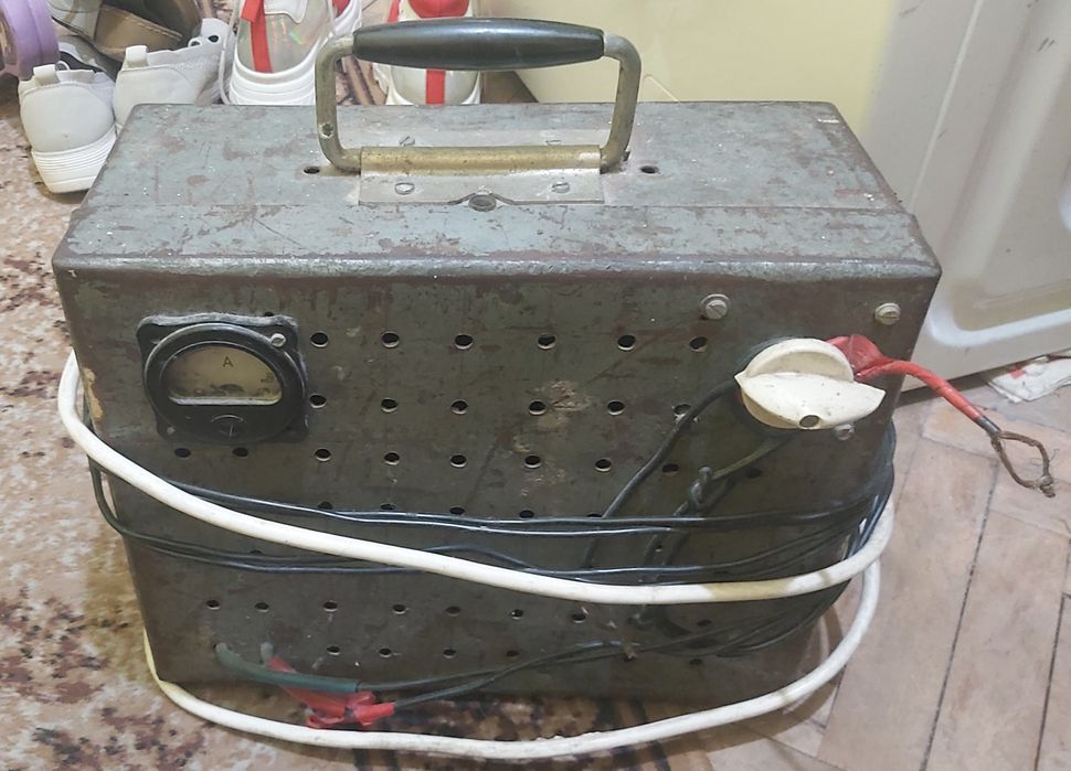 Aparat de încărcat baterie auto