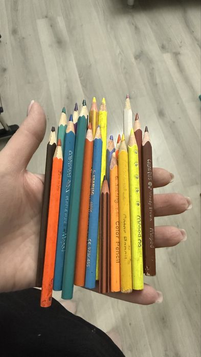 Отдам бесплатно цветные карандаши маленькие