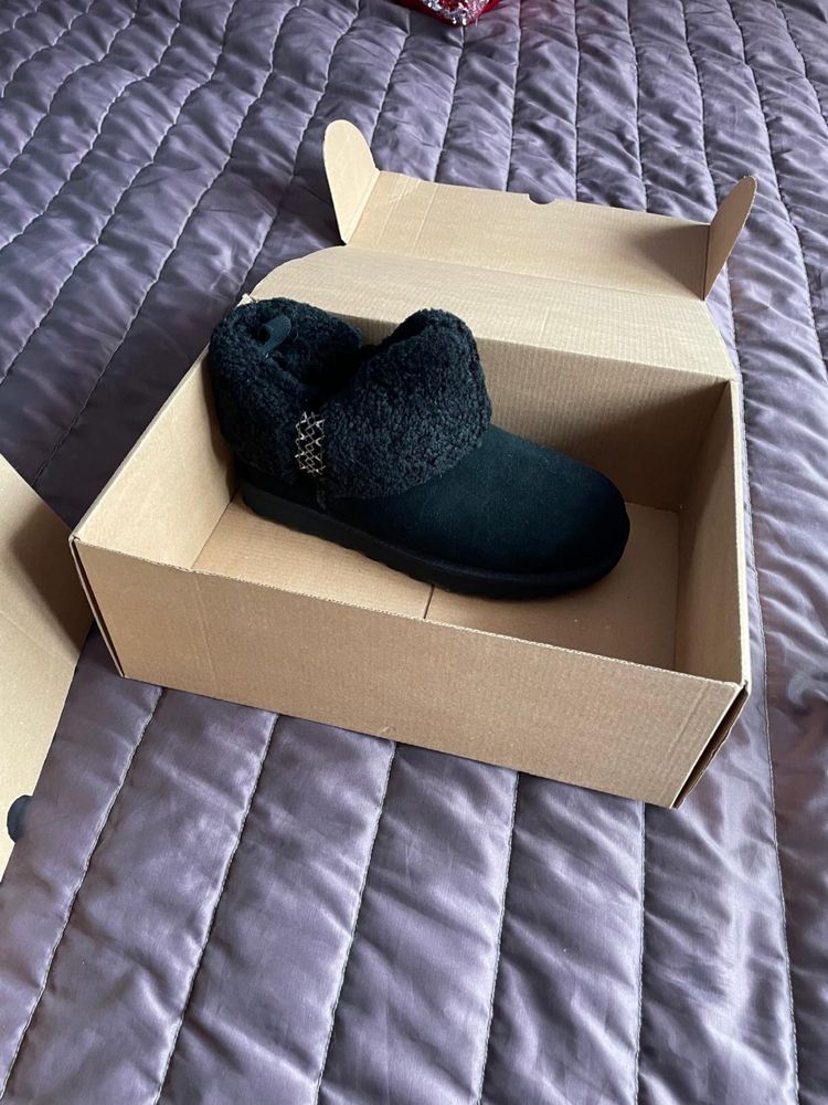 Vand o pereche UGG model nou, din America, marimea 40, noi, cadou