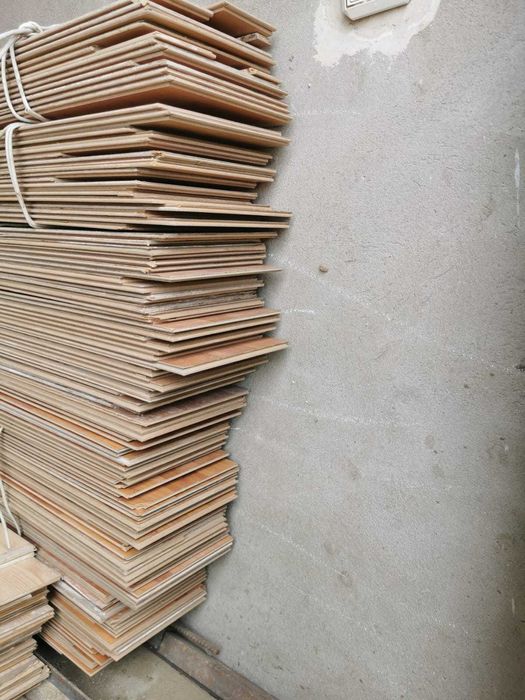 Ламинат 8 мм 80 квадратов примерно, разные цвета , звоните ,