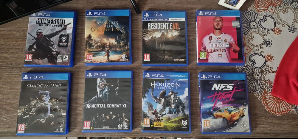 PlayStation 4 slim - ca nou + 8 jocuri si 2 controllere