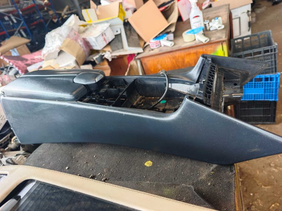 Бежов или Черен подлакътник кожен конзола Mercedes W218 CLS Мерцедес