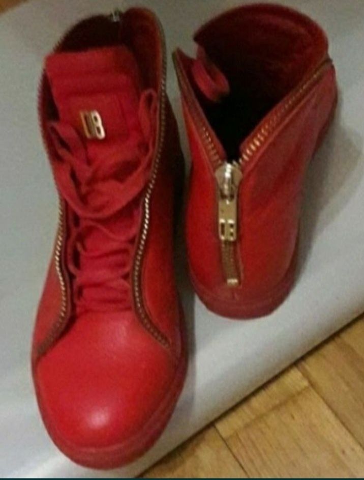 Сапоги miu miu  22000 т. Италия. Ботинки Bikkembergs 18000т. Итал