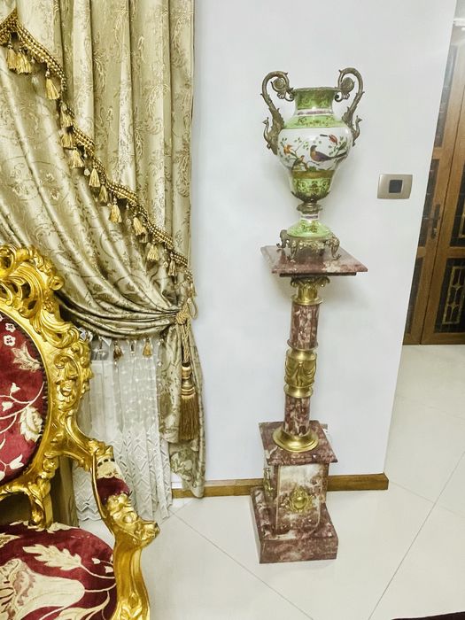 Postament de marmura  cu ornamete din bronz dore