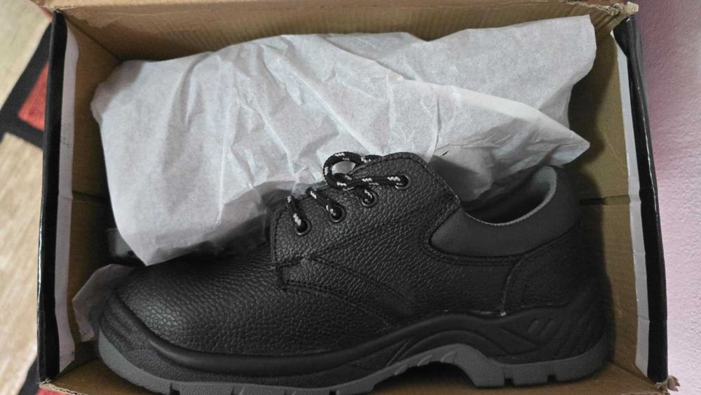 Pantofi  noi  de protectie , impermeabili, cu bombeu metalic
