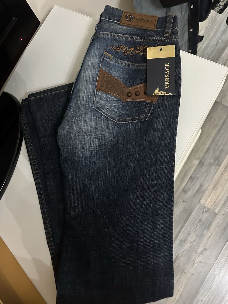шикозни дънки, модерен стил Versace