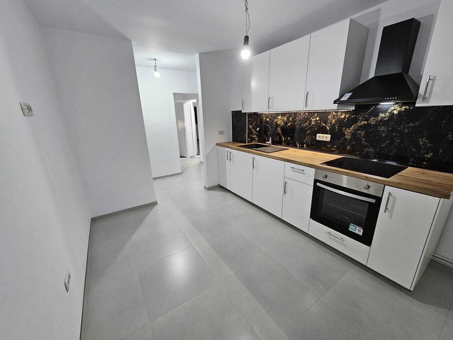 Vand apartament complet renovat cu 3 camere