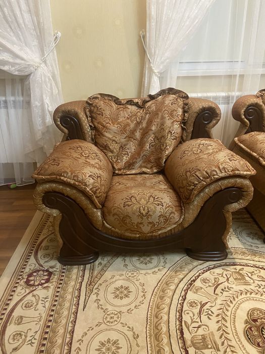 Диван в хорошем состоянии цвет:коринчневый 2кресла и 1диван