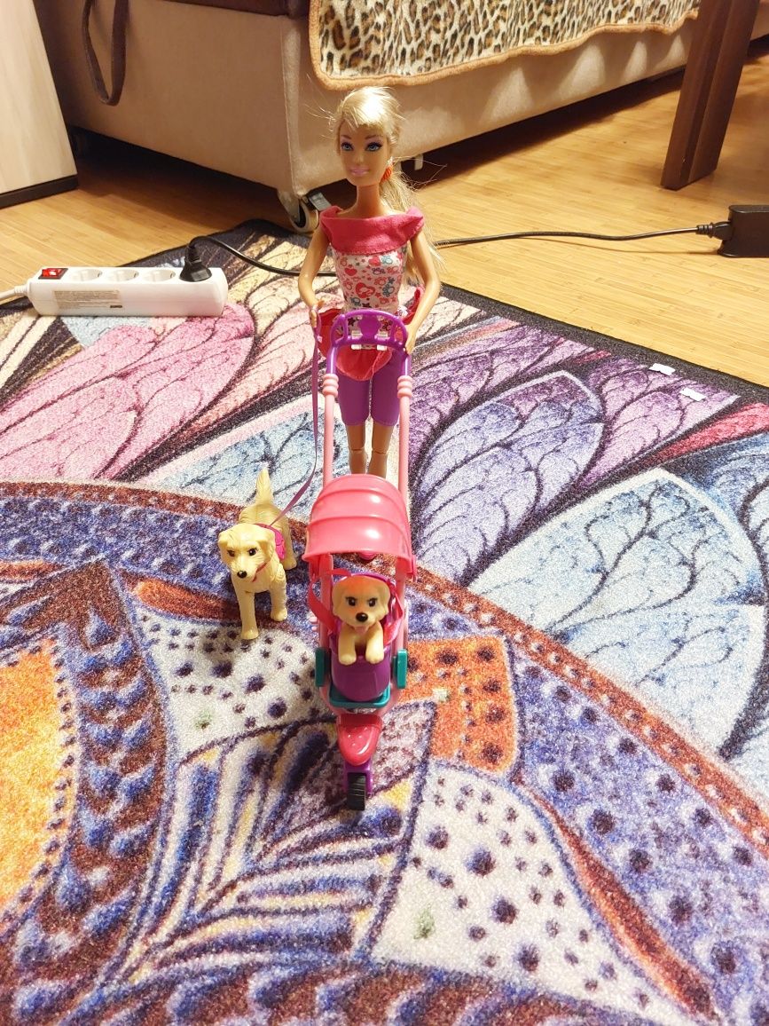 Кукла Барби на разходка с две кучета