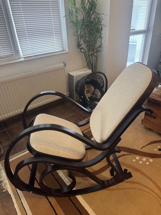 Люлеещ дървен стол