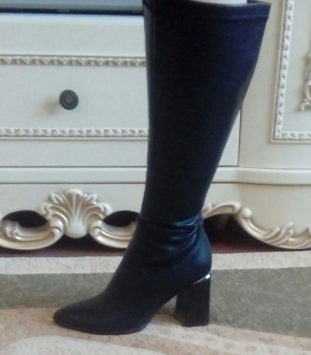 Продам модельные демисезонные  сапоги..
