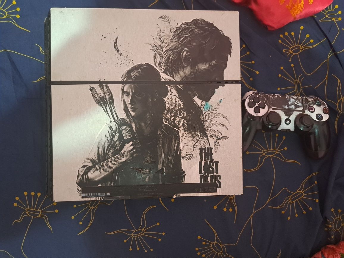 Продаю рабочую PS4 на запчасти