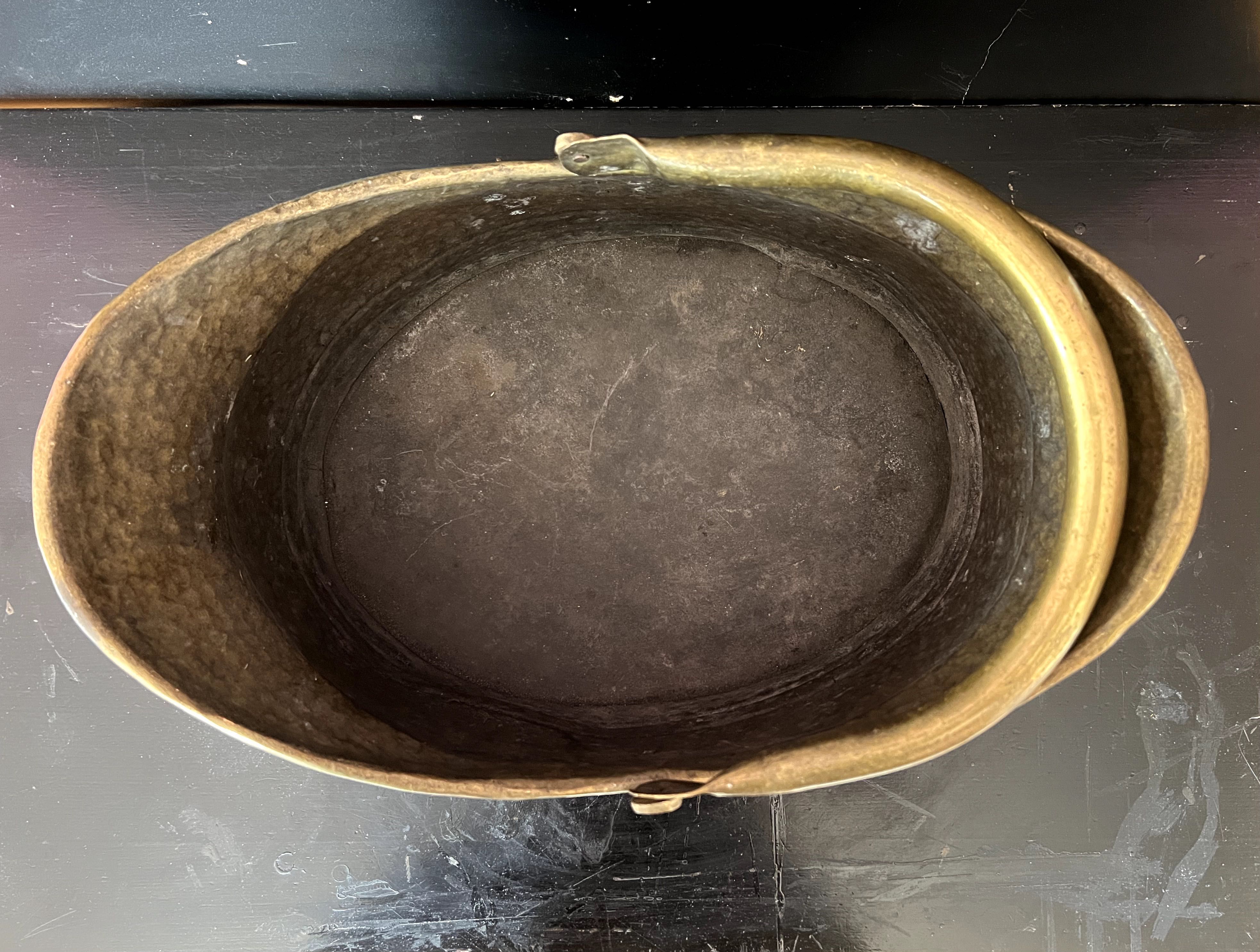 Carbunar realizată din alama și decorată cu elemente din bronz.
