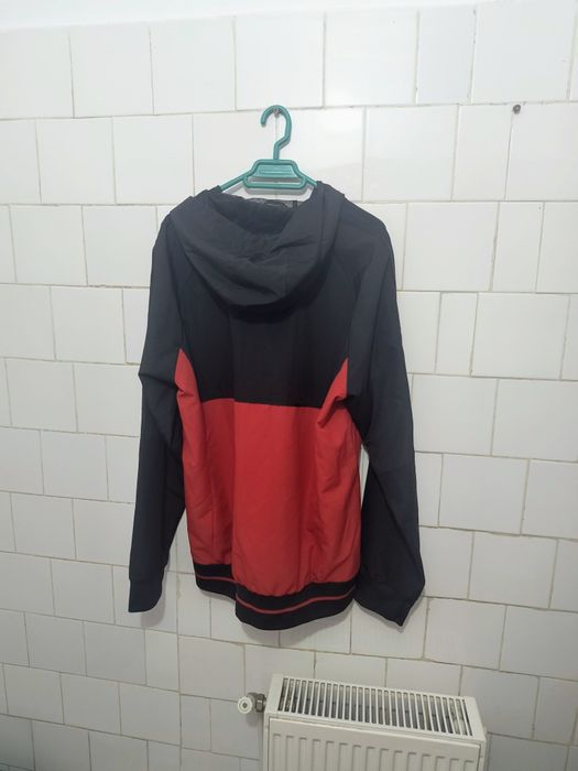 Geaca marca Adidas marime L culoare neagru și roșu